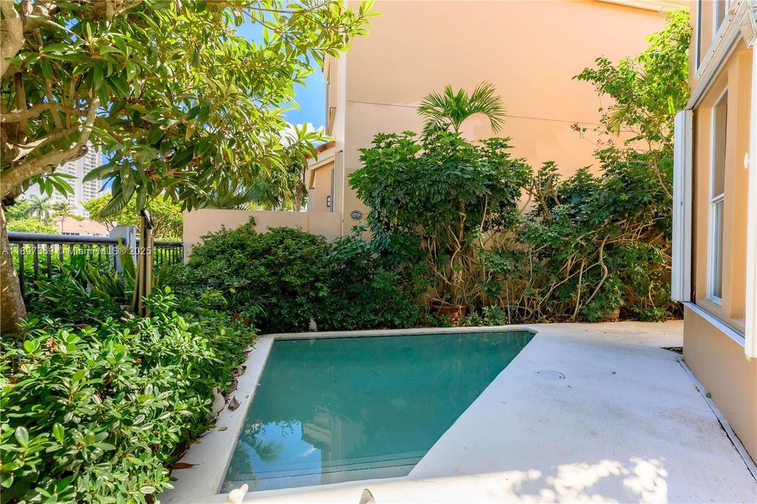 For Sale: $2,295,000 (3 beds, 3 baths, 2740 Square Feet)