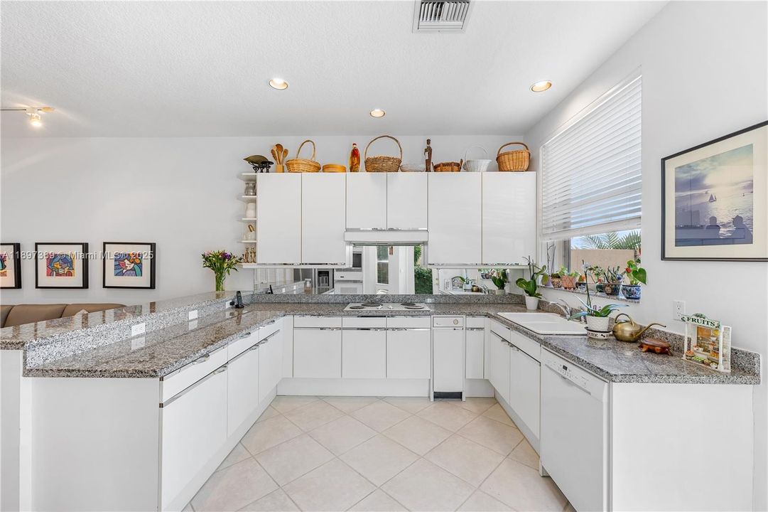 For Sale: $2,295,000 (3 beds, 3 baths, 2740 Square Feet)