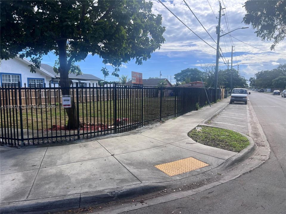 待售: $339,000 (0.29 acres)