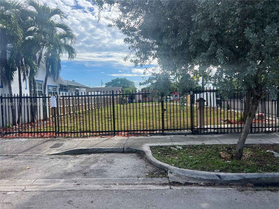 待售: $339,000 (0.29 acres)