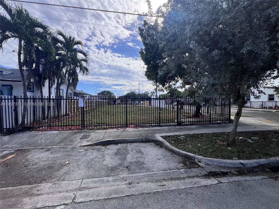 待售: $339,000 (0.29 acres)