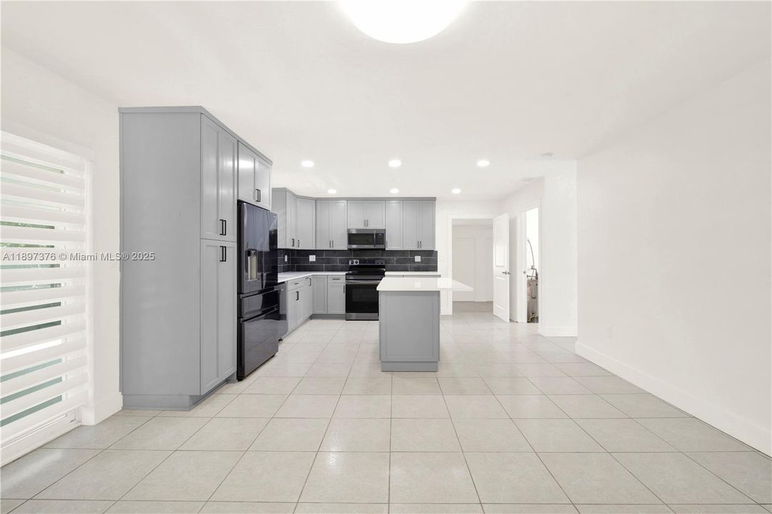 Под контрактом: $595,000 (3 спален, 2 ванн, 1593 Квадратных фут)