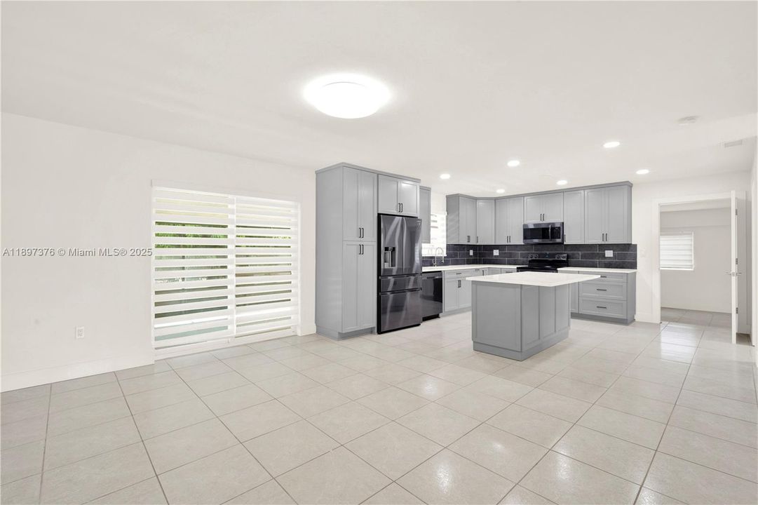 Под контрактом: $595,000 (3 спален, 2 ванн, 1593 Квадратных фут)