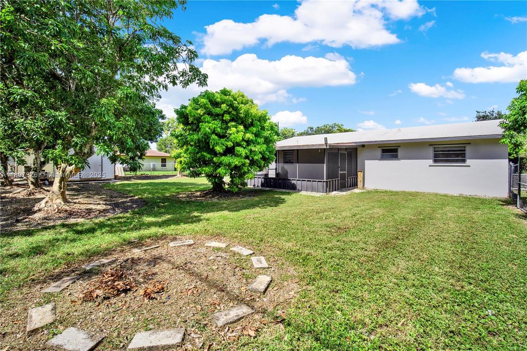 Под контрактом: $595,000 (3 спален, 2 ванн, 1593 Квадратных фут)