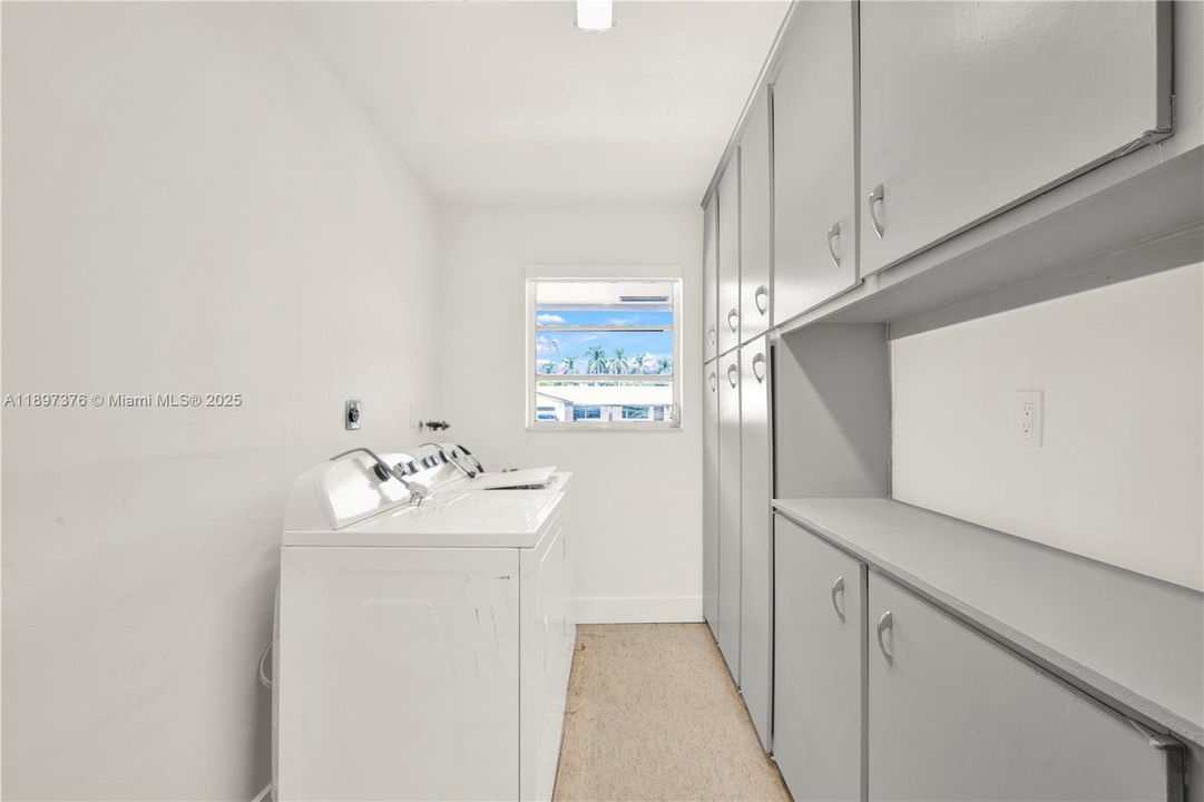 Под контрактом: $595,000 (3 спален, 2 ванн, 1593 Квадратных фут)