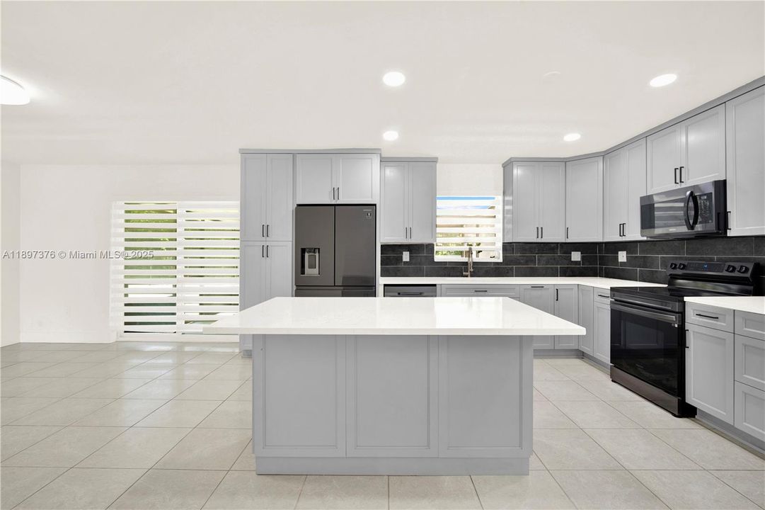 Под контрактом: $595,000 (3 спален, 2 ванн, 1593 Квадратных фут)