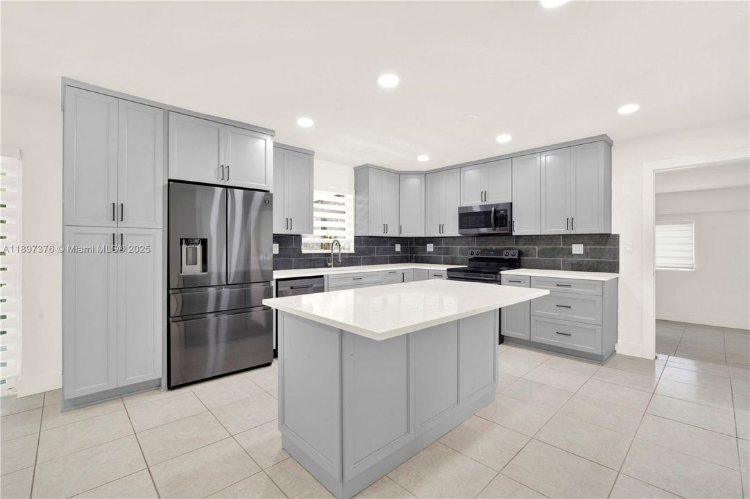 Под контрактом: $595,000 (3 спален, 2 ванн, 1593 Квадратных фут)