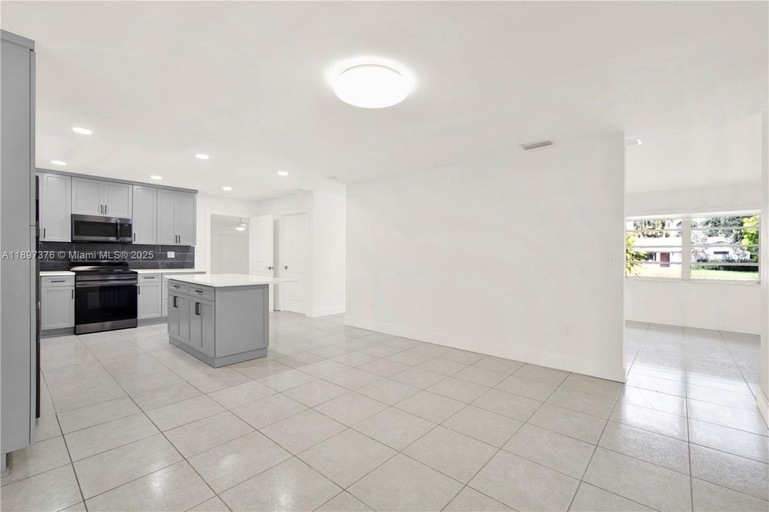 Под контрактом: $595,000 (3 спален, 2 ванн, 1593 Квадратных фут)