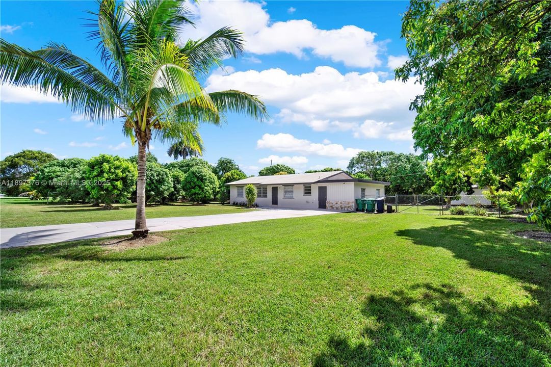 Под контрактом: $595,000 (3 спален, 2 ванн, 1593 Квадратных фут)