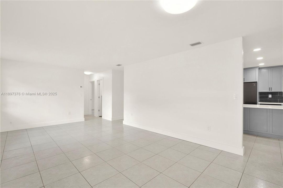 Под контрактом: $595,000 (3 спален, 2 ванн, 1593 Квадратных фут)