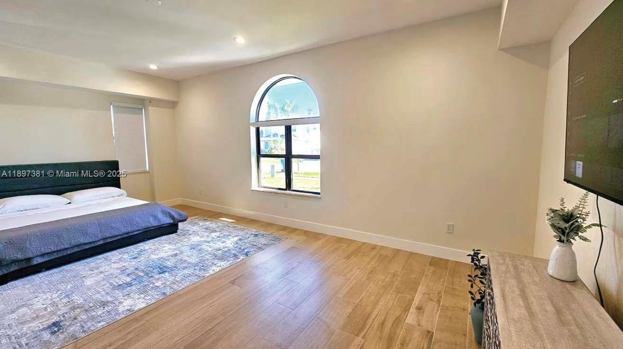 出租: $8,000 (5 贝兹, 3 浴室, 2999 平方英尺)