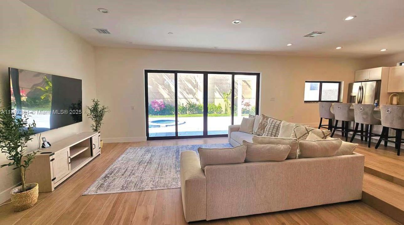 出租: $8,000 (5 贝兹, 3 浴室, 2999 平方英尺)