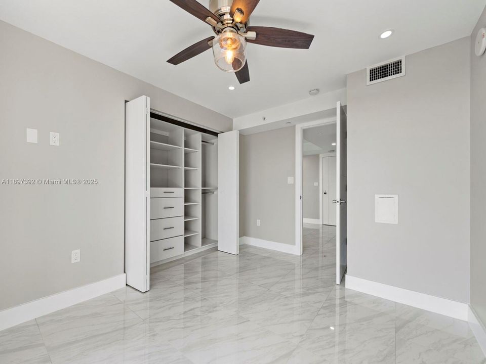 For Sale: $475,000 (2 beds, 2 baths, 960 Square Feet)