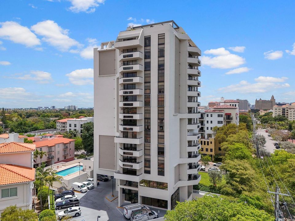 For Sale: $475,000 (2 beds, 2 baths, 960 Square Feet)