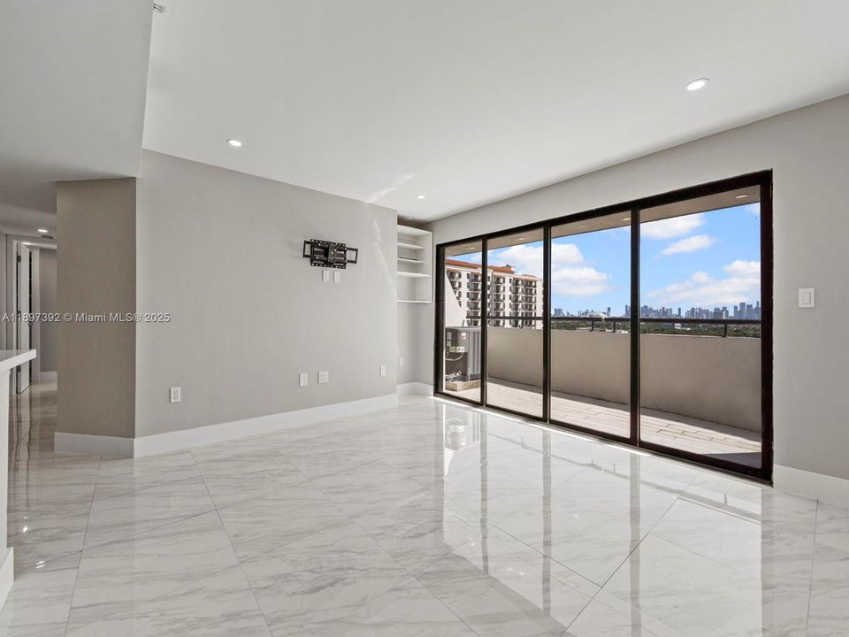 For Sale: $475,000 (2 beds, 2 baths, 960 Square Feet)