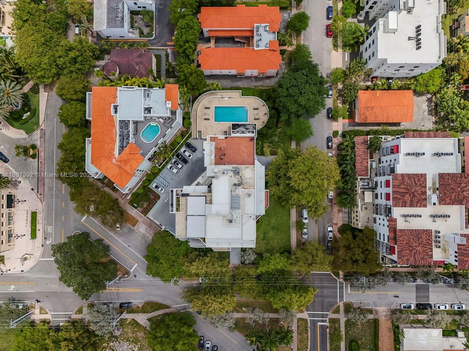 For Sale: $475,000 (2 beds, 2 baths, 960 Square Feet)