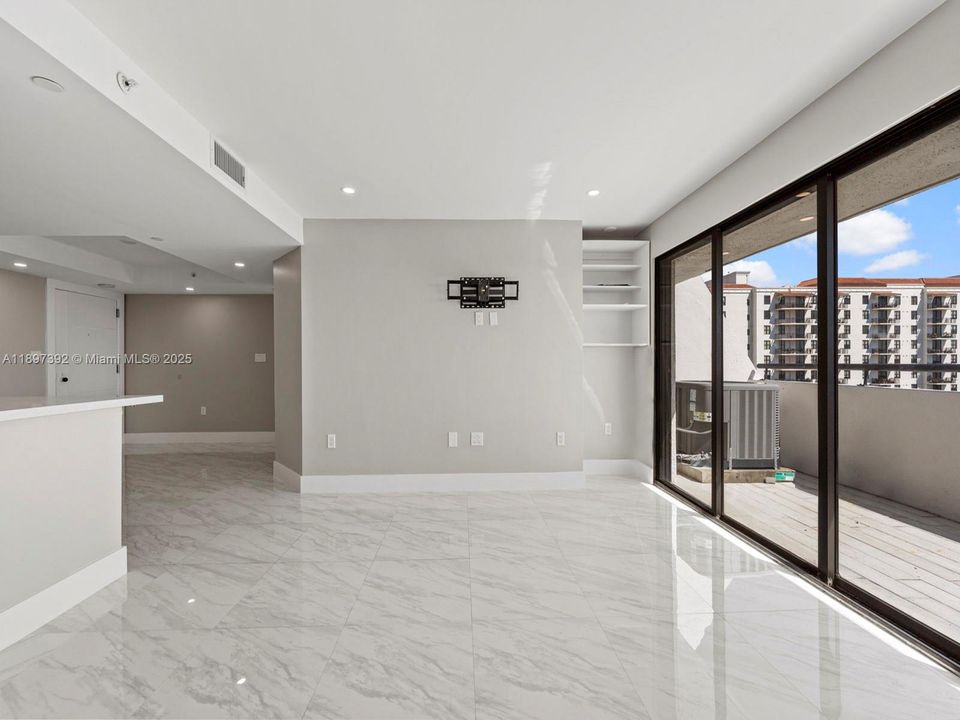 For Sale: $475,000 (2 beds, 2 baths, 960 Square Feet)