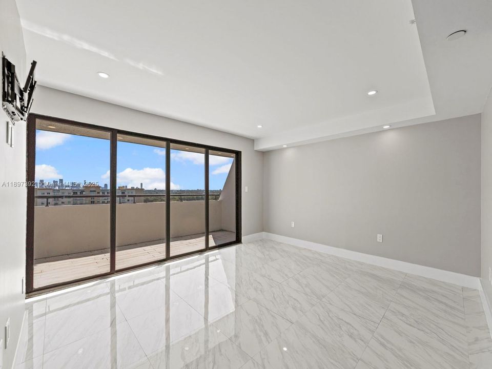 For Sale: $475,000 (2 beds, 2 baths, 960 Square Feet)