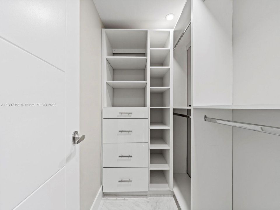 For Sale: $475,000 (2 beds, 2 baths, 960 Square Feet)