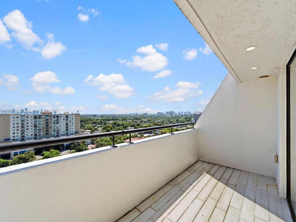 For Sale: $475,000 (2 beds, 2 baths, 960 Square Feet)