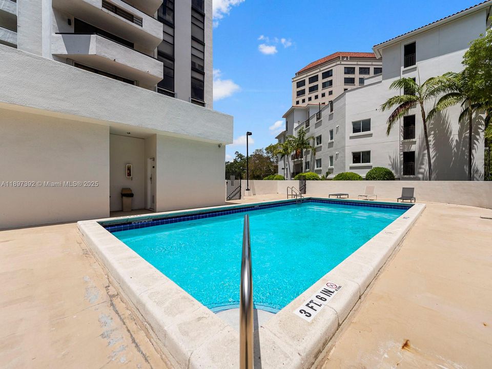 For Sale: $475,000 (2 beds, 2 baths, 960 Square Feet)