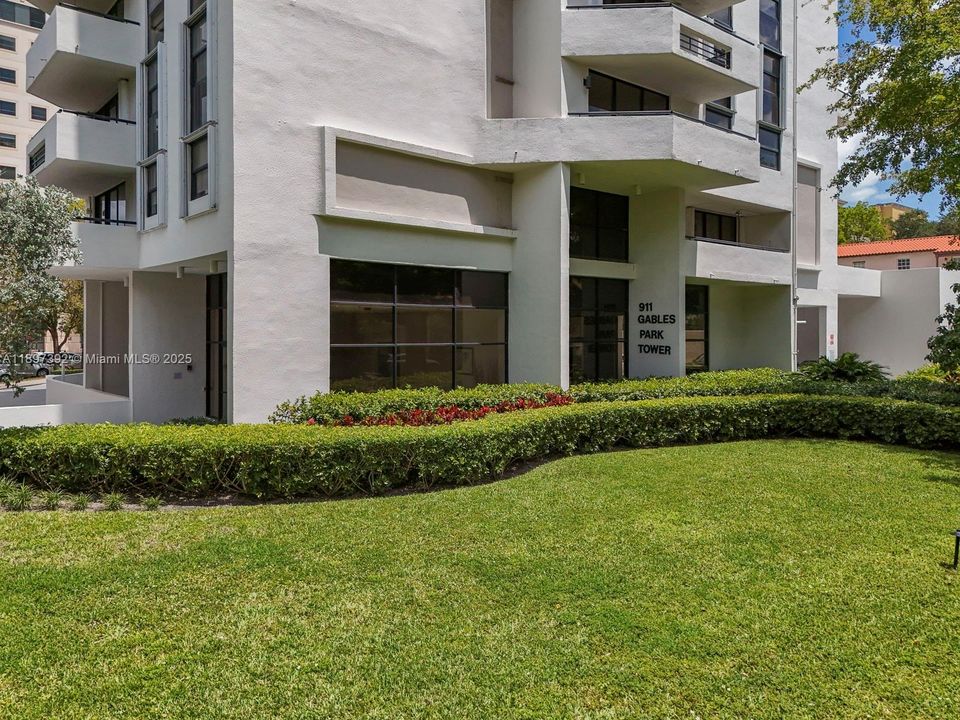 For Sale: $475,000 (2 beds, 2 baths, 960 Square Feet)