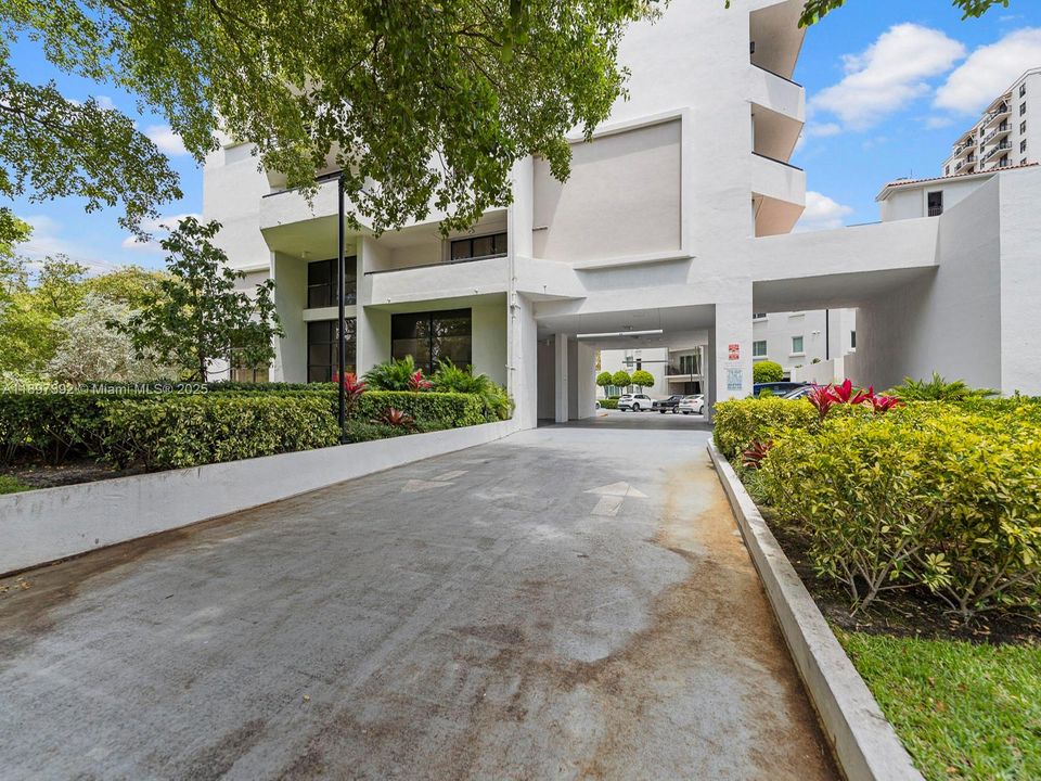 For Sale: $475,000 (2 beds, 2 baths, 960 Square Feet)