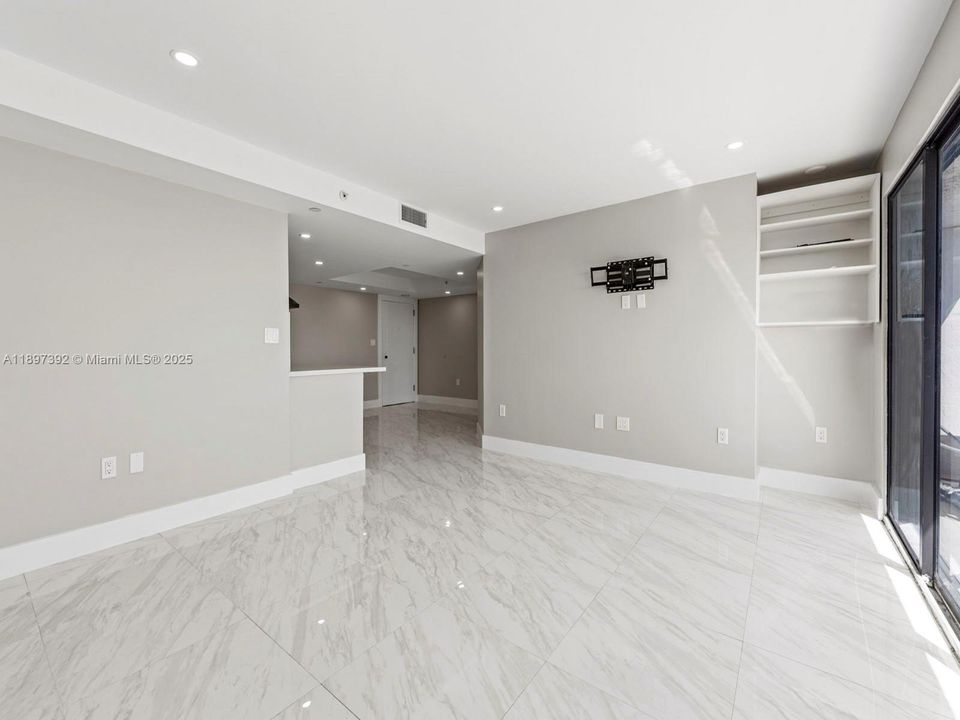 For Sale: $475,000 (2 beds, 2 baths, 960 Square Feet)