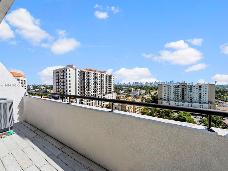 For Sale: $475,000 (2 beds, 2 baths, 960 Square Feet)