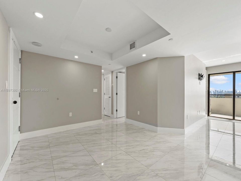 For Sale: $475,000 (2 beds, 2 baths, 960 Square Feet)