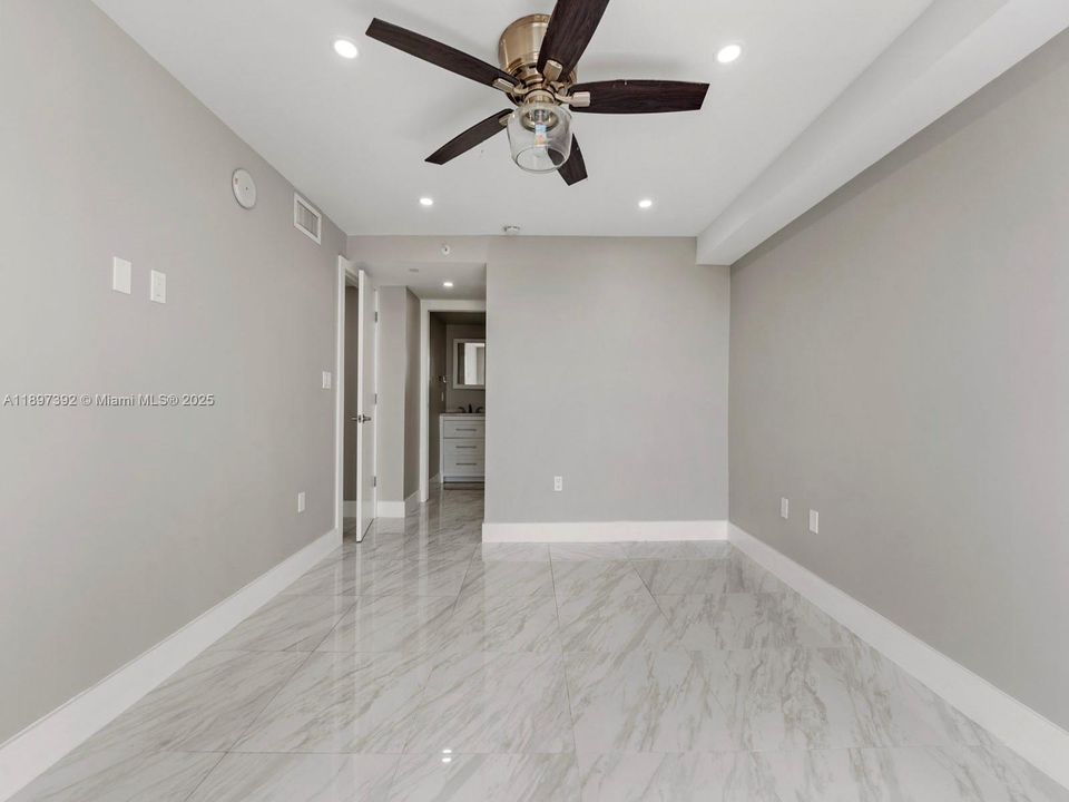 For Sale: $475,000 (2 beds, 2 baths, 960 Square Feet)