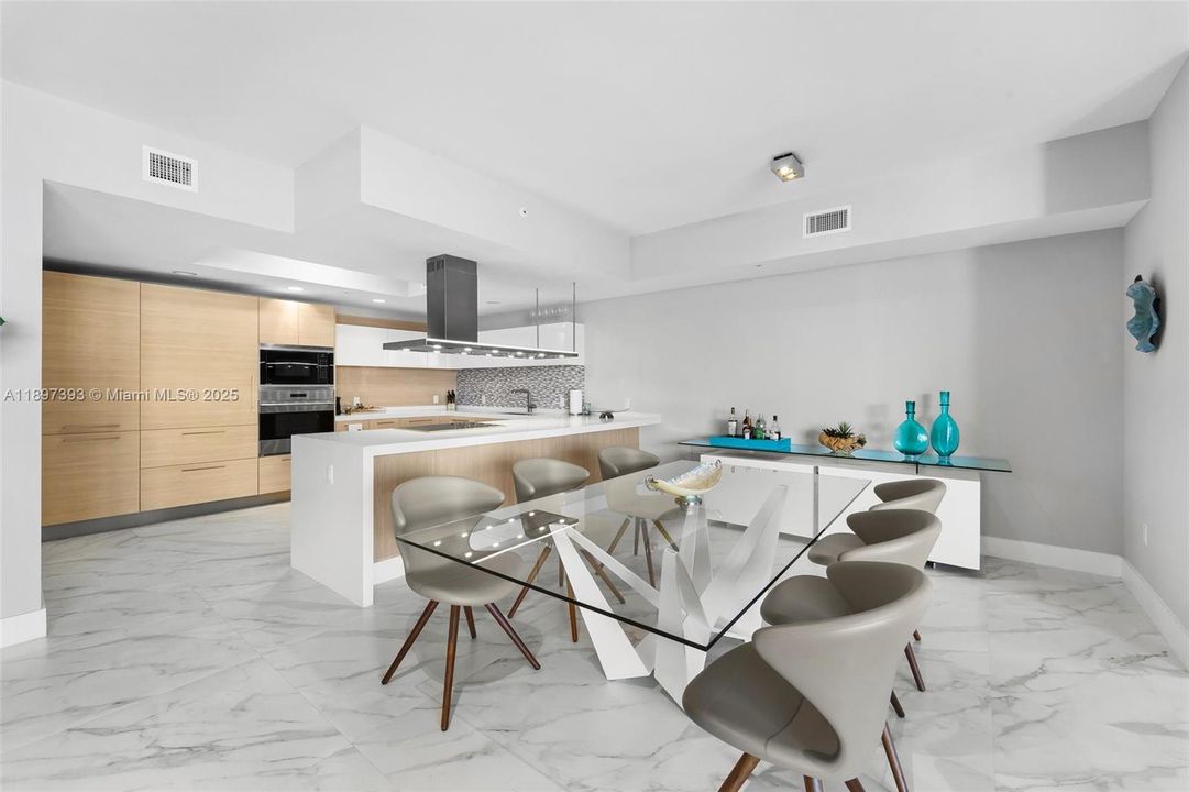 最近租的: $6,300 (2 贝兹, 2 浴室, 1675 平方英尺)