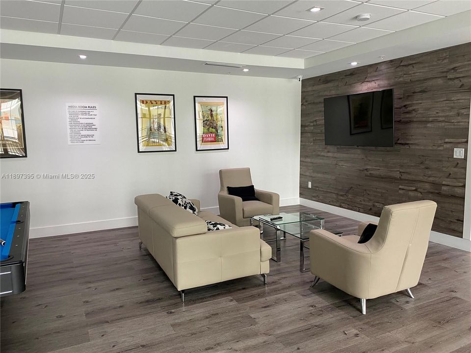 For Sale: $245,000 (1 beds, 1 baths, 408 Square Feet)