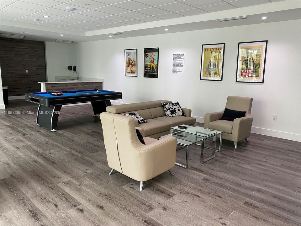 For Sale: $245,000 (1 beds, 1 baths, 408 Square Feet)