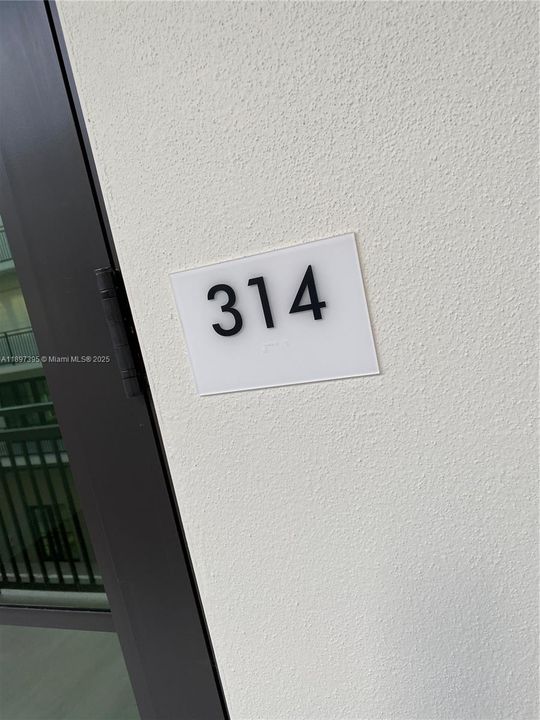 For Sale: $245,000 (1 beds, 1 baths, 408 Square Feet)