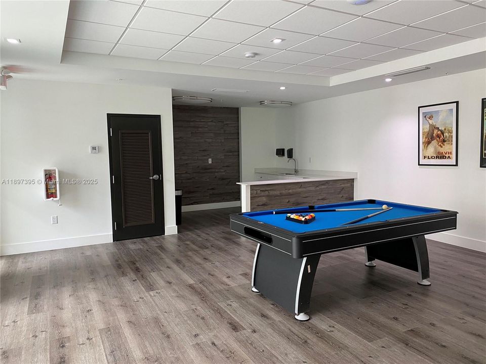 For Sale: $245,000 (1 beds, 1 baths, 408 Square Feet)