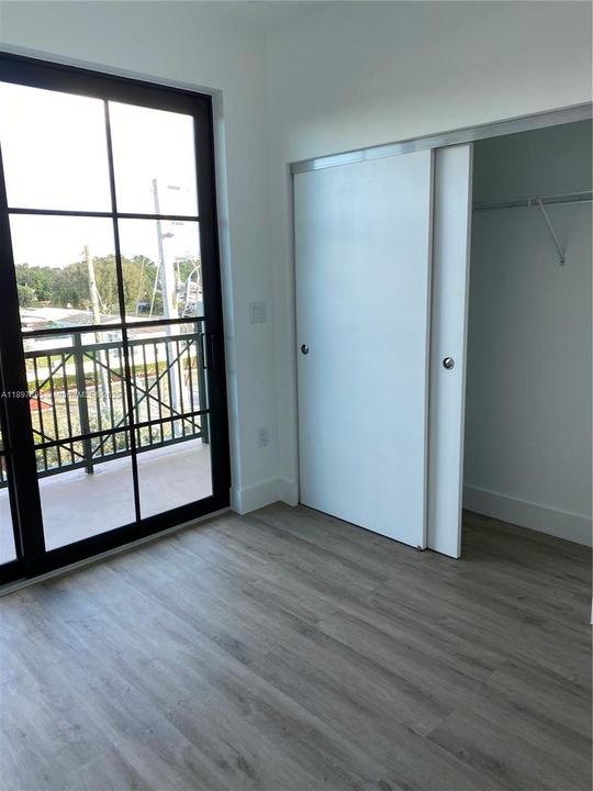 For Sale: $245,000 (1 beds, 1 baths, 408 Square Feet)