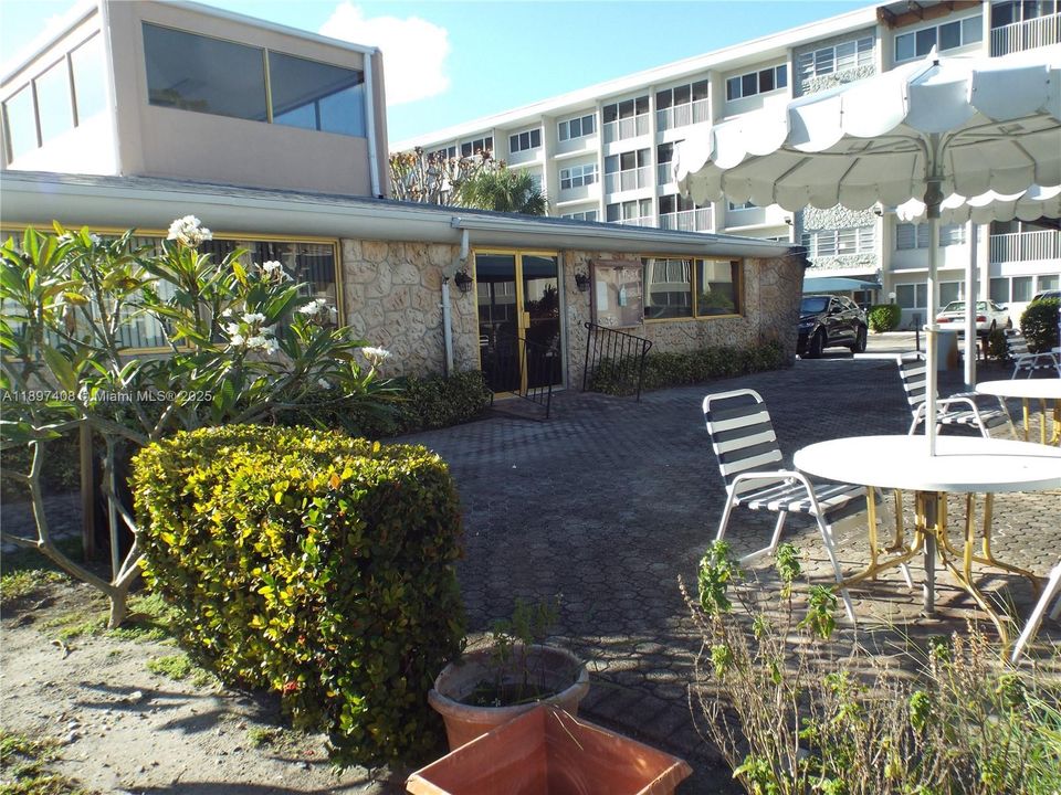 For Sale: $195,000 (2 beds, 2 baths, 1074 Square Feet)