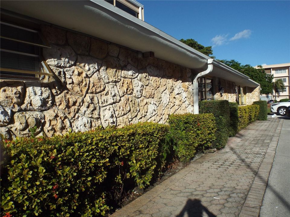 For Sale: $195,000 (2 beds, 2 baths, 1074 Square Feet)