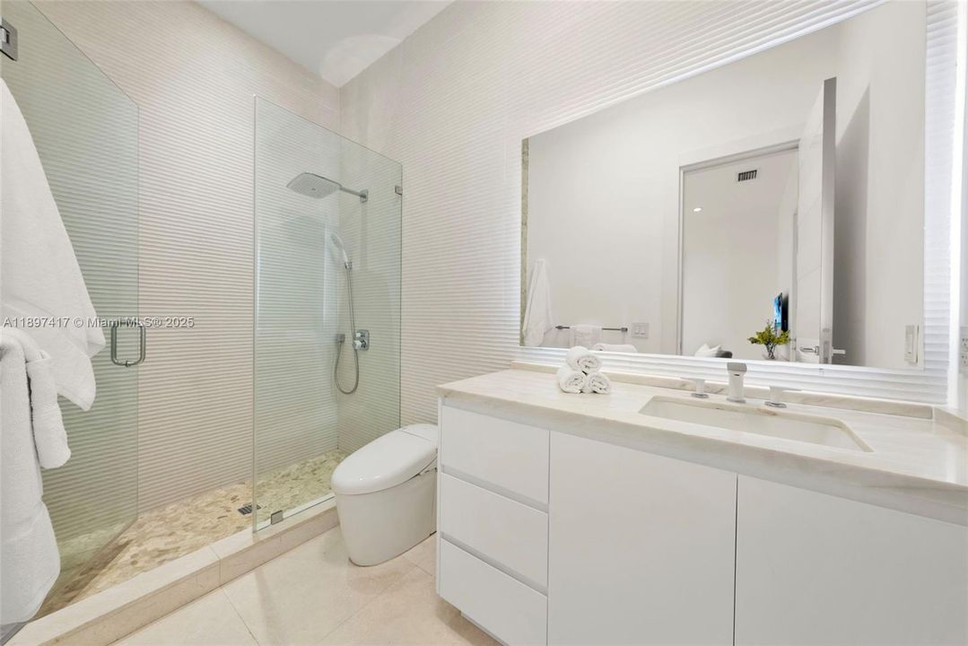 For Sale: $7,950,000 (6 beds, 7 baths, 8540 Square Feet)