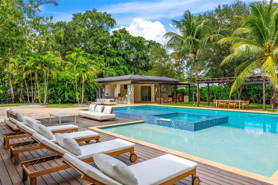 For Sale: $7,950,000 (6 beds, 7 baths, 8540 Square Feet)