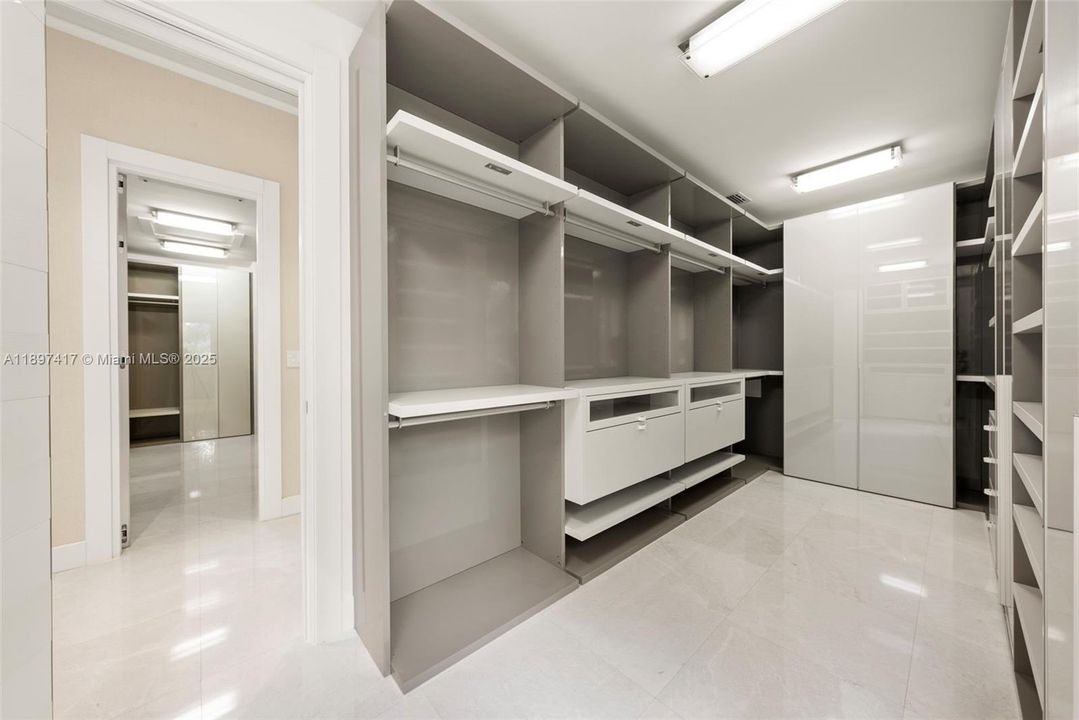 For Sale: $7,950,000 (6 beds, 7 baths, 8540 Square Feet)