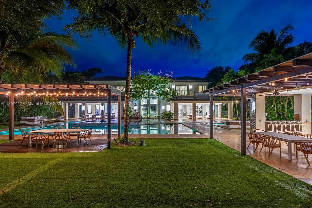 For Sale: $7,950,000 (6 beds, 7 baths, 8540 Square Feet)