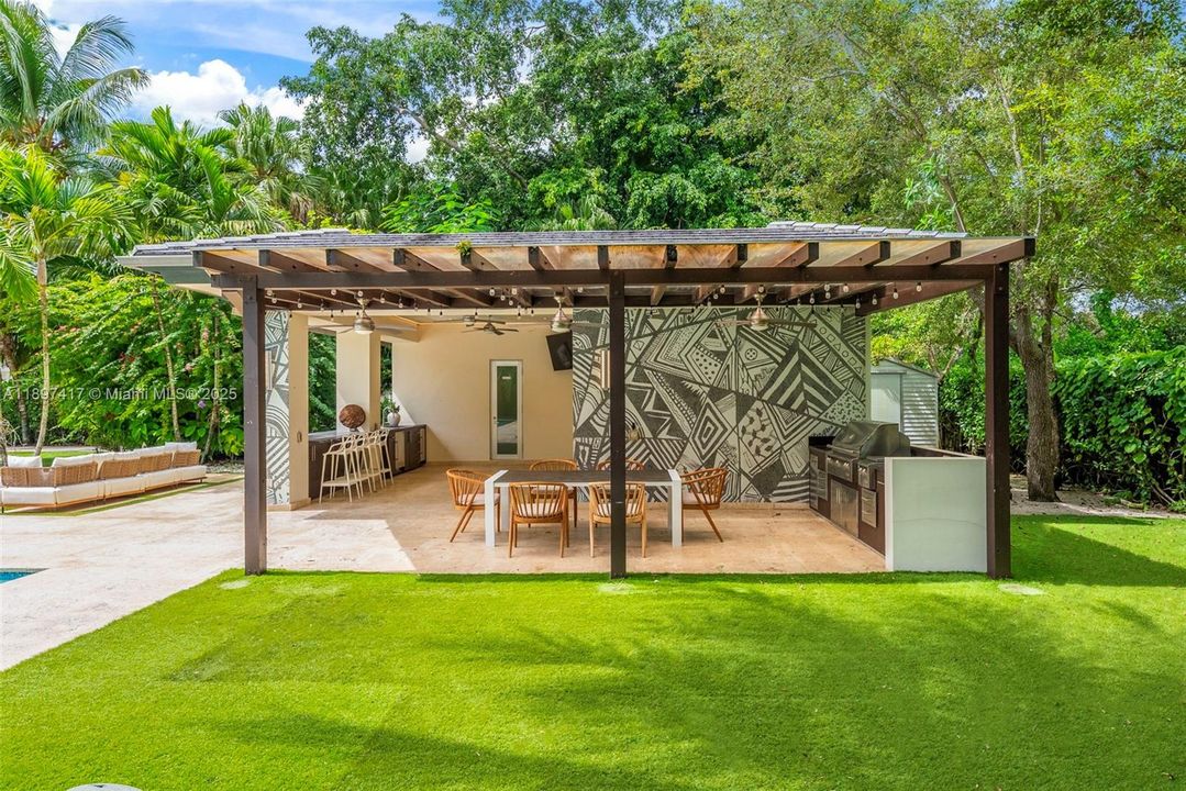 For Sale: $7,950,000 (6 beds, 7 baths, 8540 Square Feet)