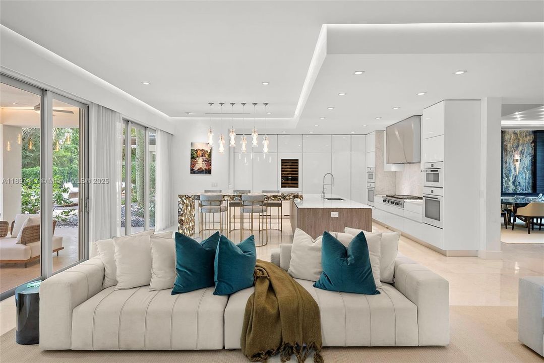 For Sale: $7,950,000 (6 beds, 7 baths, 8540 Square Feet)