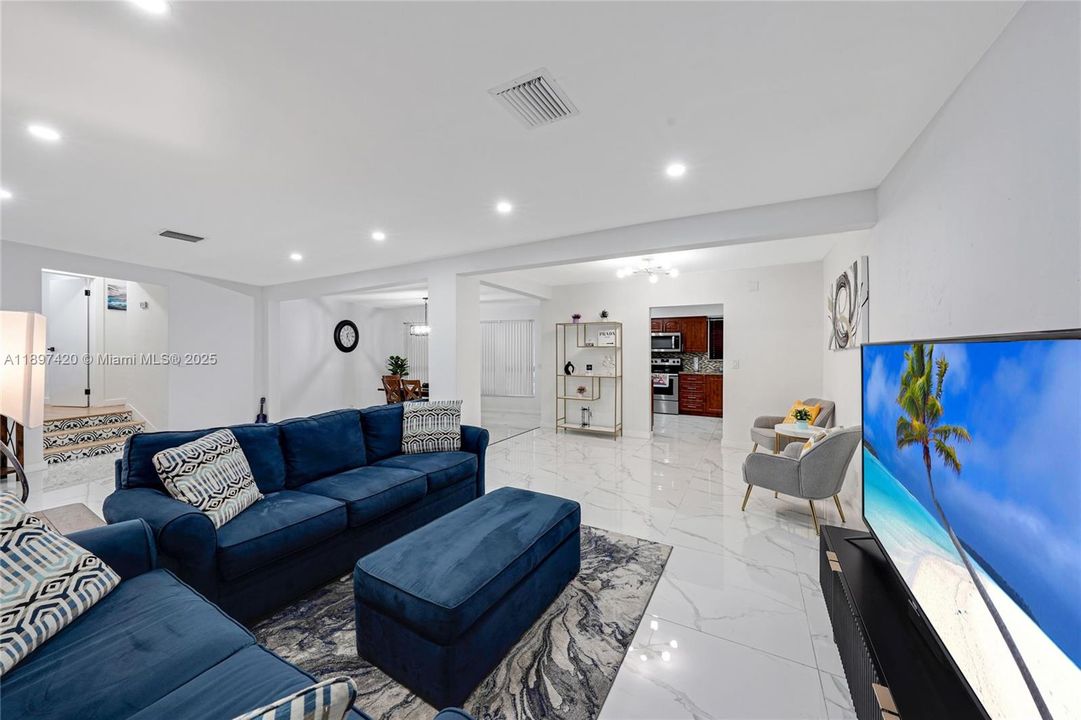 出租: $5,250 (3 贝兹, 2 浴室, 1644 平方英尺)