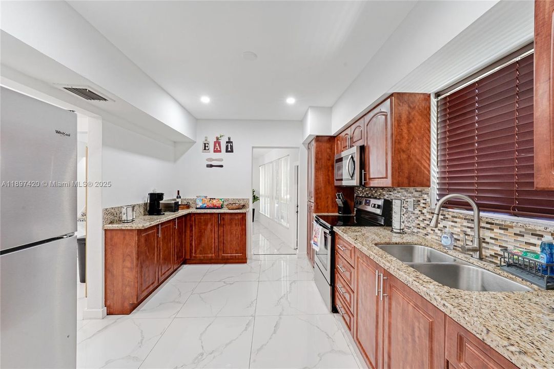 出租: $5,250 (3 贝兹, 2 浴室, 1644 平方英尺)