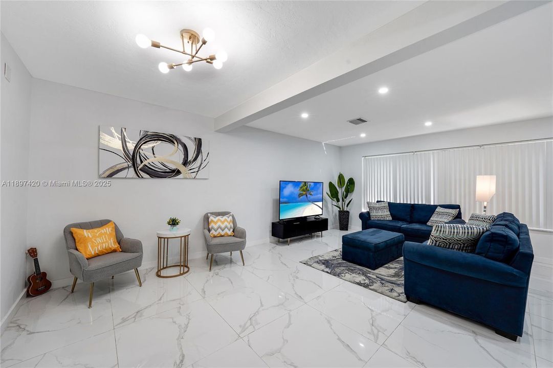 出租: $5,250 (3 贝兹, 2 浴室, 1644 平方英尺)