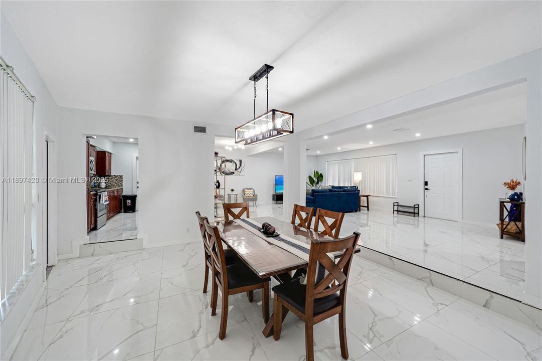 出租: $5,250 (3 贝兹, 2 浴室, 1644 平方英尺)