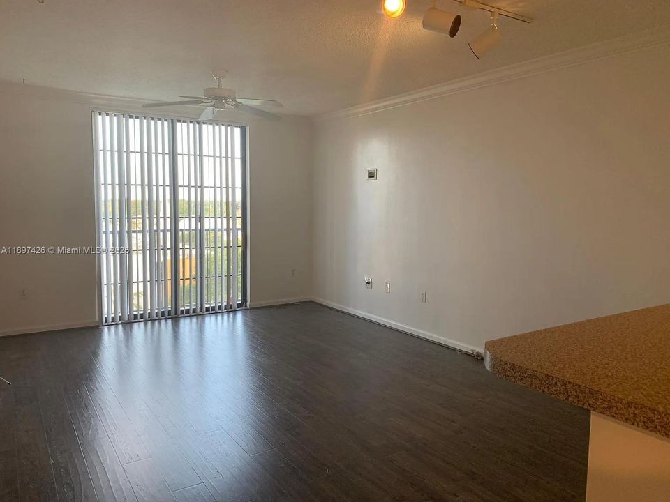 For Rent: $2,000 (1 beds, 1 baths, 736 Square Feet)